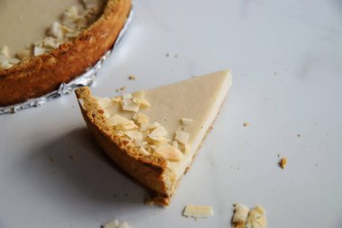 Mermer arka planda Hindistan cevizi cipsi ile Hindistan cevizi muhallebi pastası