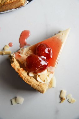 Mermer arka planda Çilek reçel ile Hindistan cevizi muhallebi pastası