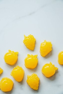 Hafif mermer arka planda turuncu jöle şekerler