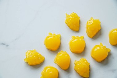 Hafif mermer arka planda turuncu jöle şekerler