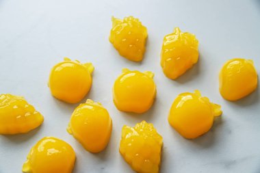 Hafif mermer arka planda turuncu jöle şekerler