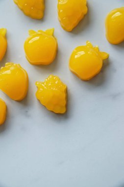 Hafif mermer arka planda turuncu jöle şekerler