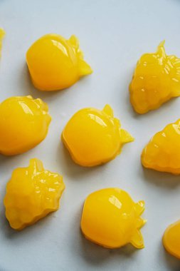 Hafif mermer arka planda turuncu jöle şekerler