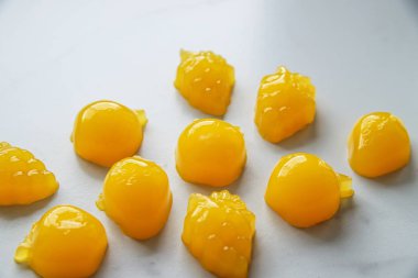 Hafif mermer arka planda turuncu jöle şekerler