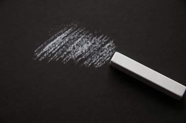 Siyah kaplamalı kağıt üzerinde beyaz tebeşir bir parça