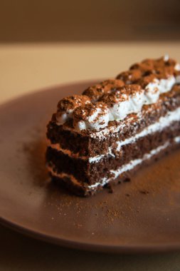 Kahverengi arka plan üzerinde Tiramisu kek. Minimal modern tatlı konsepti