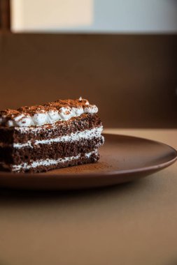 Kahverengi arka plan üzerinde Tiramisu kek. Minimal modern tatlı konsepti