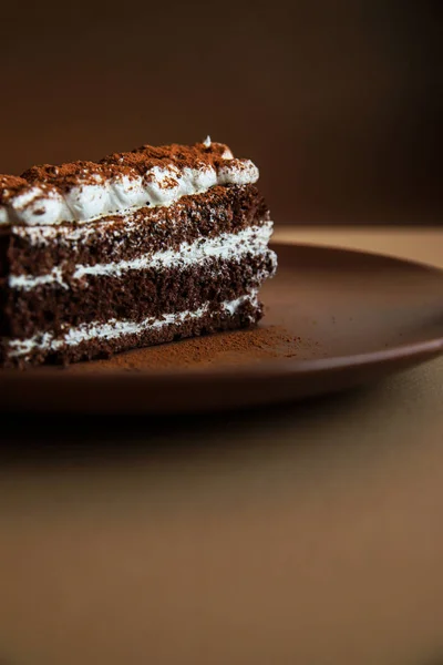 茶色の背景にティラミスケーキ ミニマルモダンなデザートコンセプト ストック画像