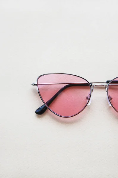 Roze Zonnebril Beige Papier Achtergrond Warme Kleuren Tinten — Stockfoto