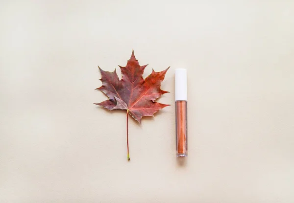 Herfst Schoonheid Samenstelling Bronzen Lip Gloss Lippenstift Esdoorn Bladeren Fall — Stockfoto