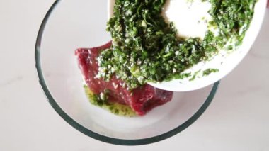 Yeşil sos Chimichurri kadın marine sığır eti zeytinyağı, maydanoz, kişniş, sarımsak, kırmızı biber ve limon suyu yapılmış. Yemek pişirmek için et hazırlanması