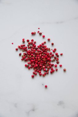 Pembe biber mermer yüzeye serpililir. Yakın çekim ve üst vie