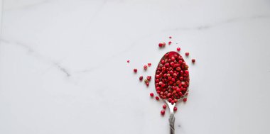 Taş arka planda kaşıkpembe biber. Baharat closeup üst görünümü