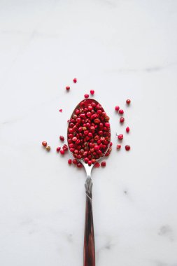 Taş arka planda kaşıkpembe biber. Baharat closeup üst görünümü