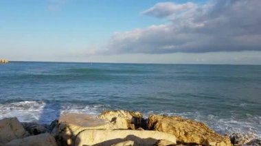 Deniz kenarındaki sete kayalarda Denia, Akdeniz liman Alicante ili, Costa Blanca, İspanya çökmesini dalgalar. 