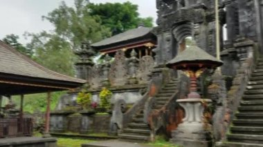 Bali, Endonezya - 12 Mayıs 2017: bir ritüel bir tapınak kapıları Pura Besakih tapınağın karmaşık, en kutsal Hindu din Doğu Bali Agung Dağı eteklerinde hazırlanıyor.