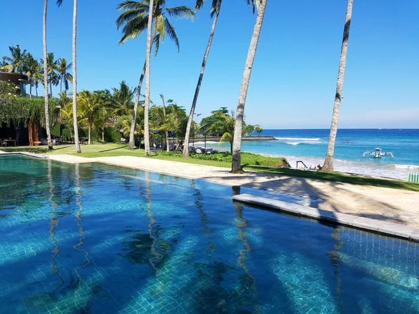 Sonsuzluk havuzu ve palmiye ağaçlarıyla, Bali, Endonezya resort seyahat arka plan için kopya alanı ile Hint Okyanusu.