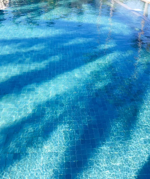 Бассейн Вода Рябью Преломлениями Голубой Черепице — стоковое фото