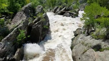 Great Falls, Maryland, ABD tarafından şiddetli yağışlar, şişmiş Potomac Nehri rapids