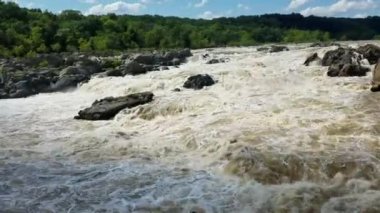 Great Falls, Maryland, ABD tarafından şiddetli yağışlar, şişmiş Potomac Nehri rapids
