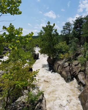 Great Falls, Maryland, ABD tarafından şiddetli yağışlar, şişmiş Potomac Nehri rapids