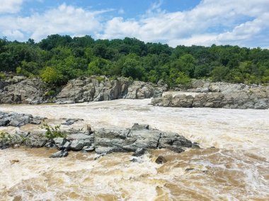 Great Falls, Maryland, ABD tarafından şiddetli yağışlar, şişmiş Potomac Nehri suları