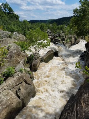 Great Falls, Maryland, ABD tarafından şiddetli yağışlar, şişmiş Potomac Nehri rapids