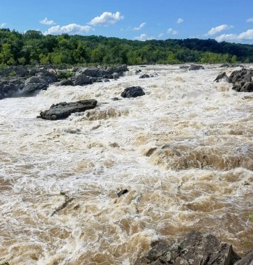 Great Falls, Maryland, ABD içinde acele ağır yağmurlar tarafından şişmiş Potomac Nehri suları