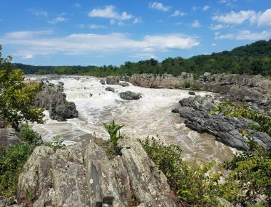 Great Falls, Virginia, ABD tarafından şiddetli yağışlar, şişmiş Potomac Nehri rapids