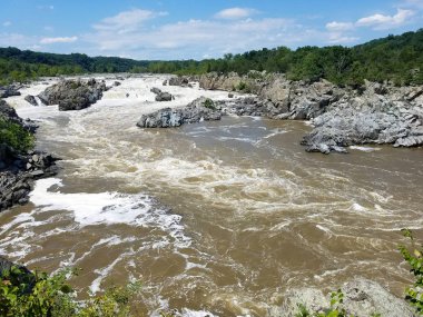 Great Falls, Virginia, ABD tarafından şiddetli yağışlar, şişmiş Potomac Nehri rapids