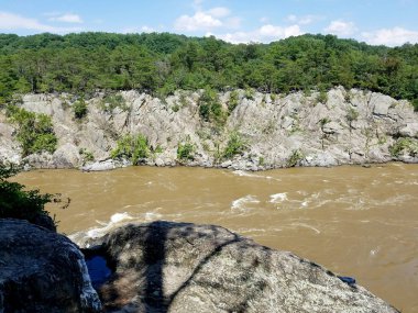 Great Falls rock kayalıklarla, Virginia, ABD boyunca ağır yağmurlar tarafından şişmiş Potomac Nehri