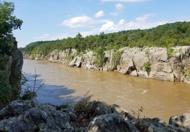 Great Falls rock kayalıklarla, Virginia, ABD boyunca ağır yağmurlar tarafından şişmiş Potomac Nehri