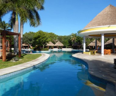 Tropik yeşillikler ile palm ağaçlar ve havuzu kolaylıklar bir Karayipler çare Riviera Maya Cancun, Meksika için üzerinde.