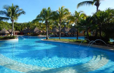Genel tropikal resort yüzme havuzu bir Karayipler çare Riviera Maya, Meksika.