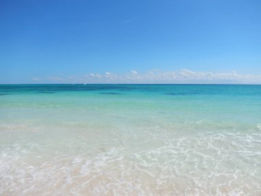 Açık gökyüzü bir beyaz Karayipler kumsalı ile dalgalar, Cancun, Meksika için Atlantik üzerinde