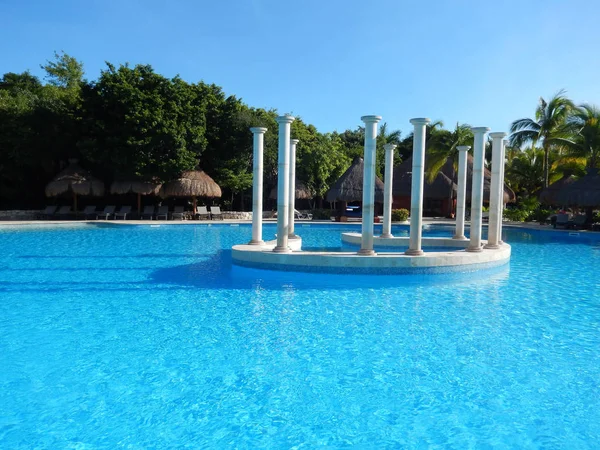 리비에 멕시코에는 카리브해에서 리조트 수영장 리조트 — 스톡 사진