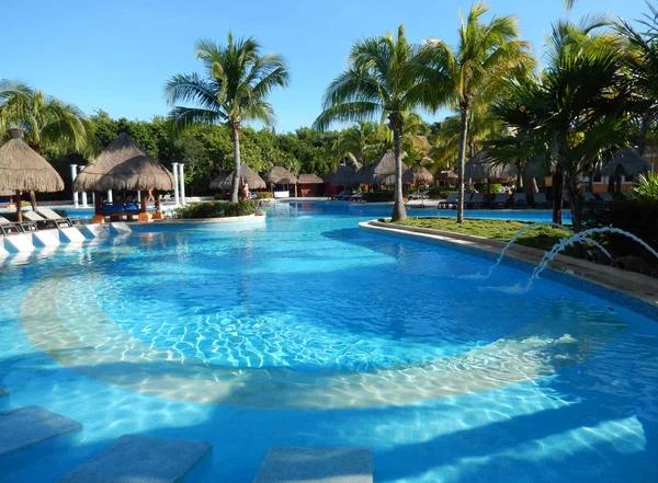 Pool Sittgrupp Med Halmparasoll Schäslong Stolar Och Palm Träd Landskap — Stockfoto