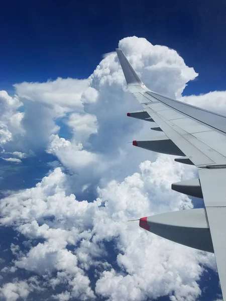 飞机机翼上的飞行上方的海滨玛雅 在墨西哥 云层以上的加勒比海岸边和蓝色水域 — 图库照片