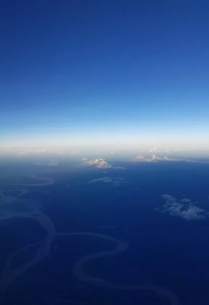 在南美上空飞行的飞机视图 亚马逊森林上空的云层 — 图库照片