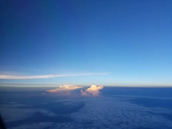 Pesawat Terlihat Pada Penerbangan Atas Amerika Selatan Dengan Awan Atas — Stok Foto