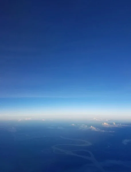 在南美上空飞行的飞机视图 亚马逊森林上空的云层 — 图库照片