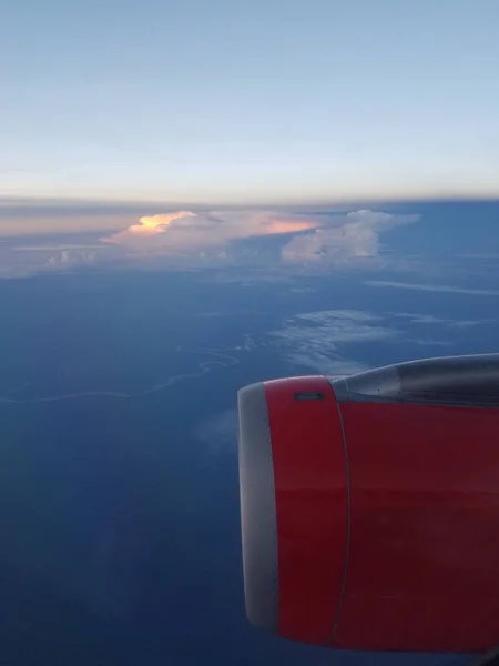 在南美上空飞行的飞机视图 亚马逊森林上空的云层 — 图库照片