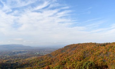 Shenandoah Vadisi ve parlak sonbahar renkleri Appalachians dağlarda havadan görünümü