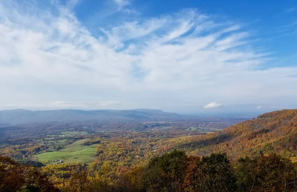 Letecký Pohled Údolí Shenandoah Hory Pokrývaly Lesy Jasných Barvách Podzimu — Stock fotografie