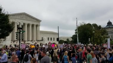Washington, Dc - 06 Ekim 2018: Göstericiler ralli ve Yargıtay aday ve oy sonraki ilişkilendirmek adalet için protesto etmek için işaretleri tutun. 