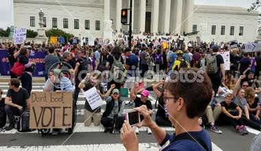Washington, Dc - 06 Ekim 2018: Göstericiler ralli ve Yargıtay aday ve oy sonraki ilişkilendirmek adalet için protesto etmek için işaretleri tutun. 