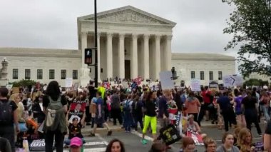Washington, Dc - 06 Ekim 2018: Göstericiler ralli ve Yargıtay aday ve oy sonraki ilişkilendirmek adalet için protesto etmek için işaretleri tutun. 