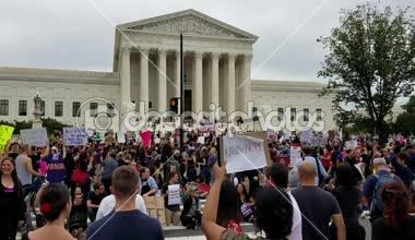 Washington, Dc - 06 Ekim 2018: Göstericiler ralli ve Yargıtay aday ve oy sonraki ilişkilendirmek adalet için protesto etmek için işaretleri tutun. 