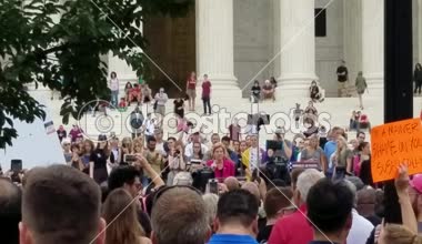 Washington, Dc - 06 Ekim 2018: göstericiler, Yargıtay Brett Kavanaugh aday sonraki ilişkilendirmek adalet olarak protesto etmek için işaretler tutarken Senatör Elizabeth Warren konuşuyor. 