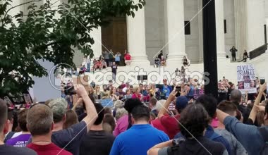 Washington, Dc - 06 Ekim 2018: göstericiler, Yargıtay Brett Kavanaugh aday sonraki ilişkilendirmek adalet olarak protesto etmek için işaretler tutarken Senatör Elizabeth Warren konuşuyor. 
